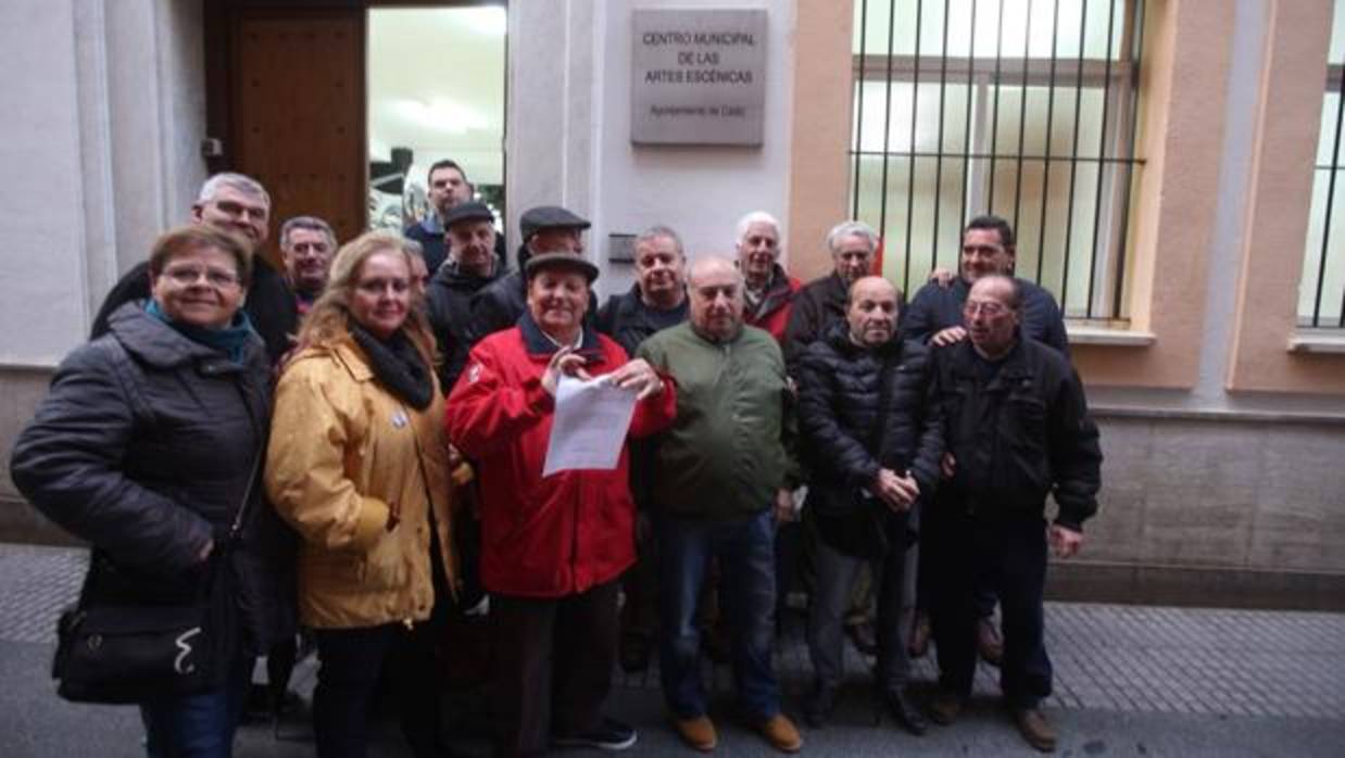 Los belenistas no pueden acceder al aula en la que tienen todos sus enseres.