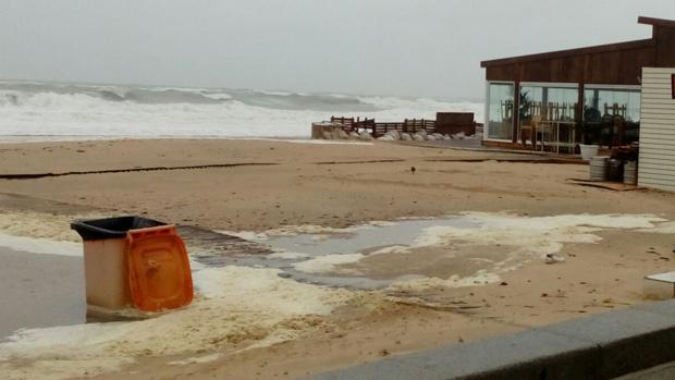 El fuerte temporal arrasa con chiringuitos y playas de la provincia de Cádiz