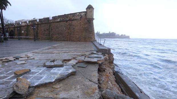El temporal destroza parte del muro del Puente Canal y de la muralla de San Felipe