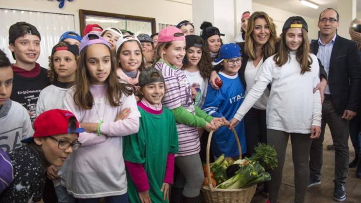 Susana Díaz defiende en Sanlúcar la dieta sana para los escolares