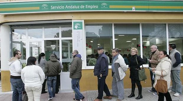 El paro desciende levemente en Cádiz, pero crece en Andalucía