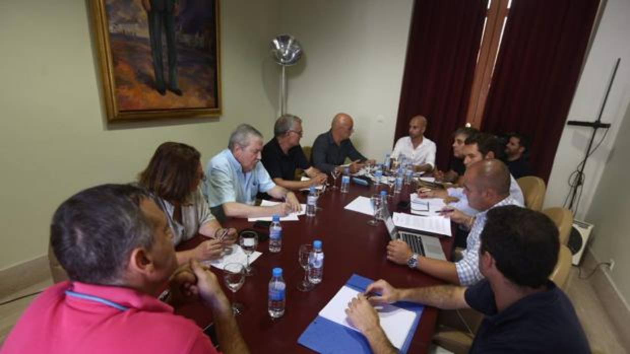 Momento de un consejo de administración de Cádiz 2000.