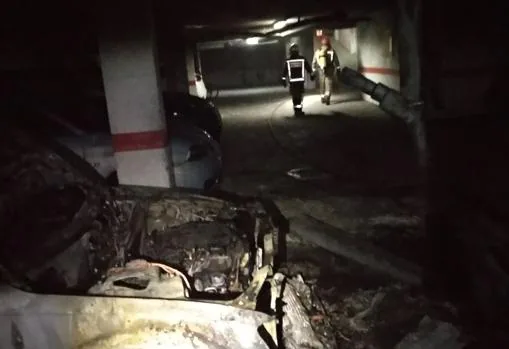 Un centenar de vecinos desalojados por un aparatoso incendio en un garaje comunitario