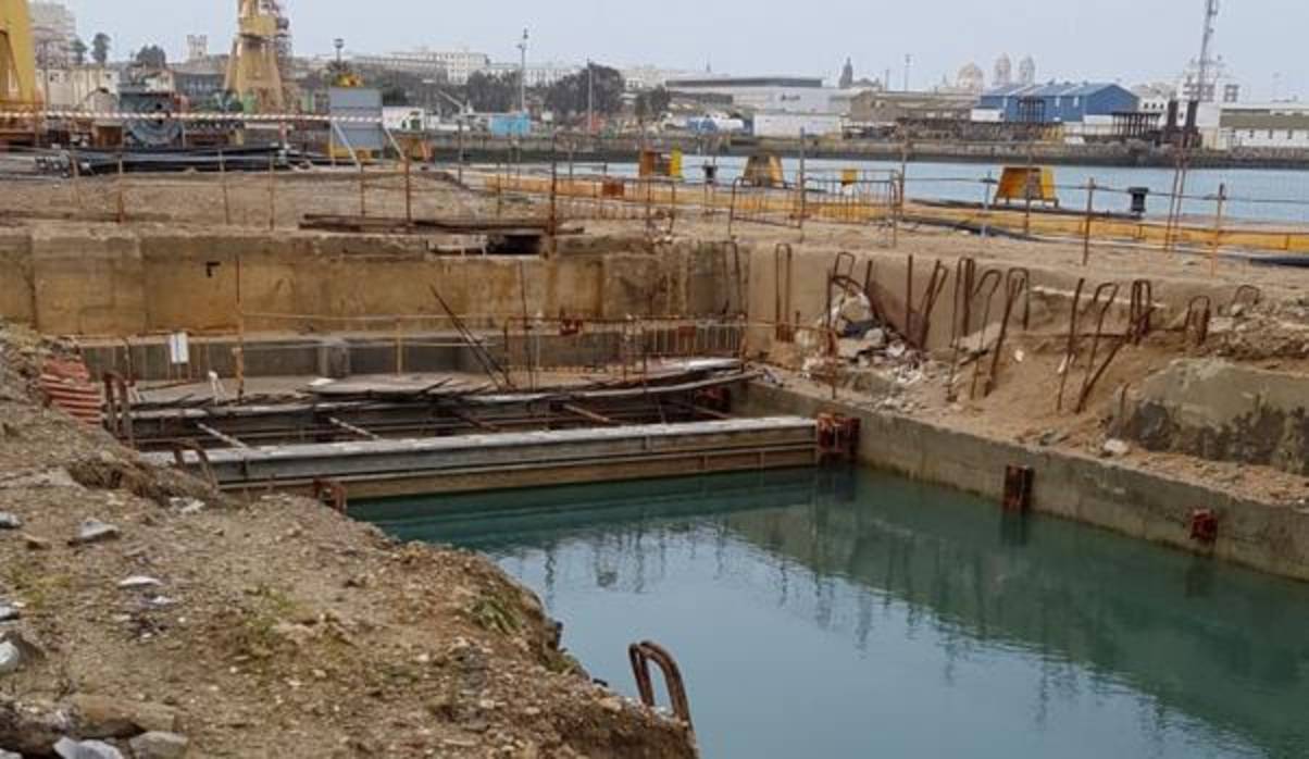 Imagen tomada este jueves. El agua ha cubierto los 830 metros de trazado del túnel en el suelo del astillero de Cádiz