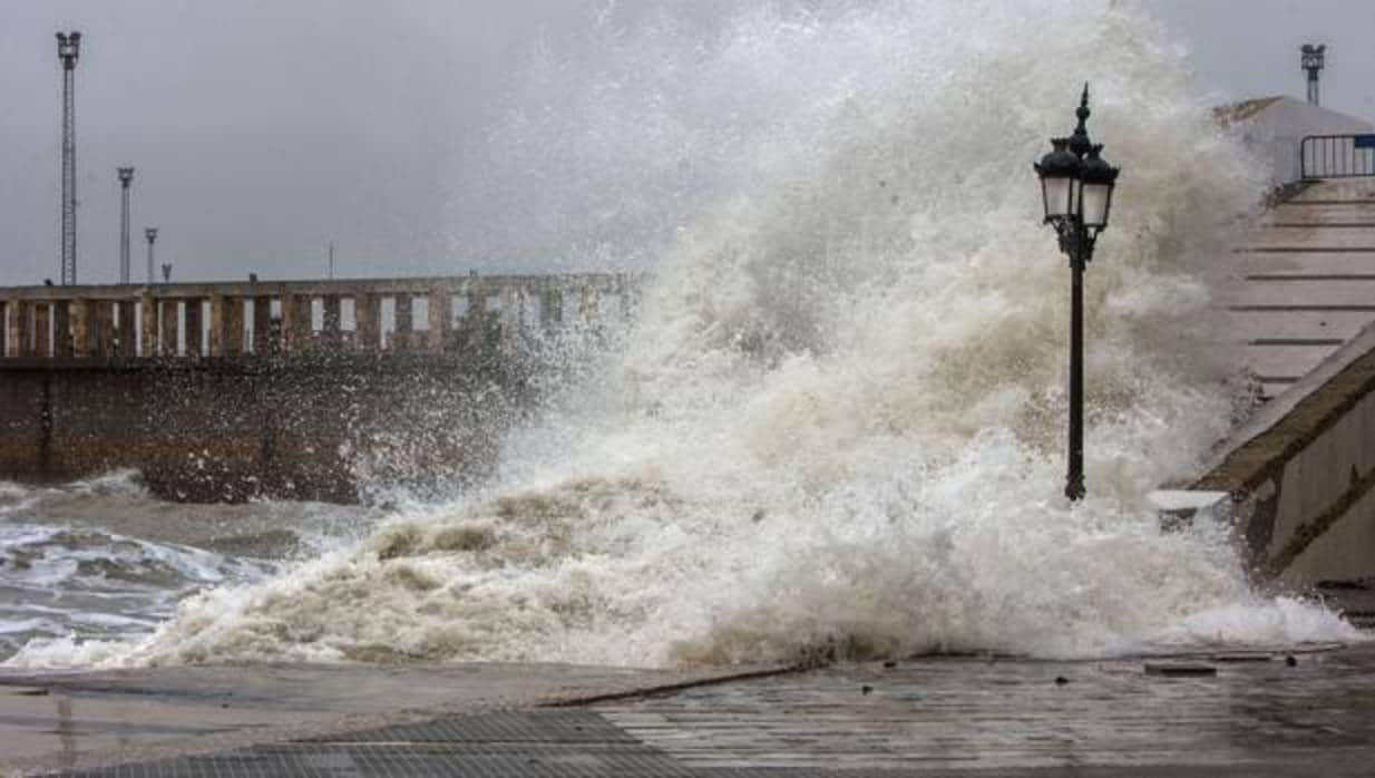 El Ayuntamiento de Cádiz estima en 440.000 euros los daños del temporal