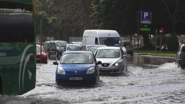 La tormenta Félix pasa rápido e inunda algunas zonas de Cádiz