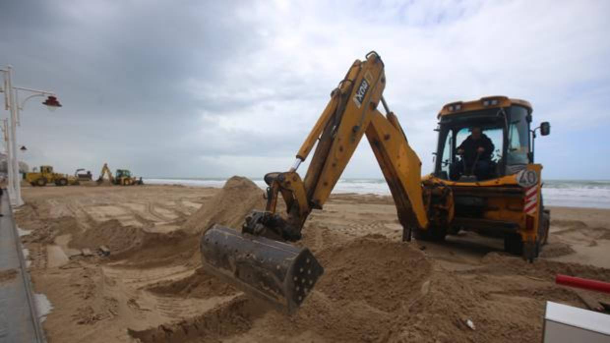 Trabajos de mejora y reparación en la playa de la Victoria de Cádiz