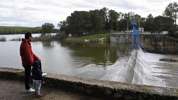 El pantano Torre del Águila, al cien por cien de su capacidad, comienza a desbordar agua