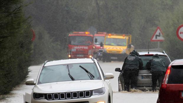 Once carreteras de la provincia de Cádiz siguen cortadas por el temporal