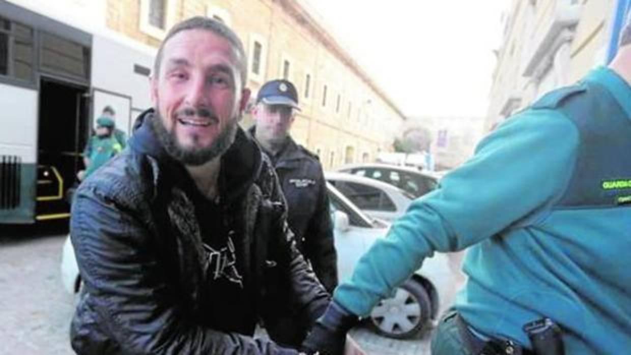 Iván Odero, bromeando con el fotógrafo de prensa a su llegada al juzgado, tras ser detenido.