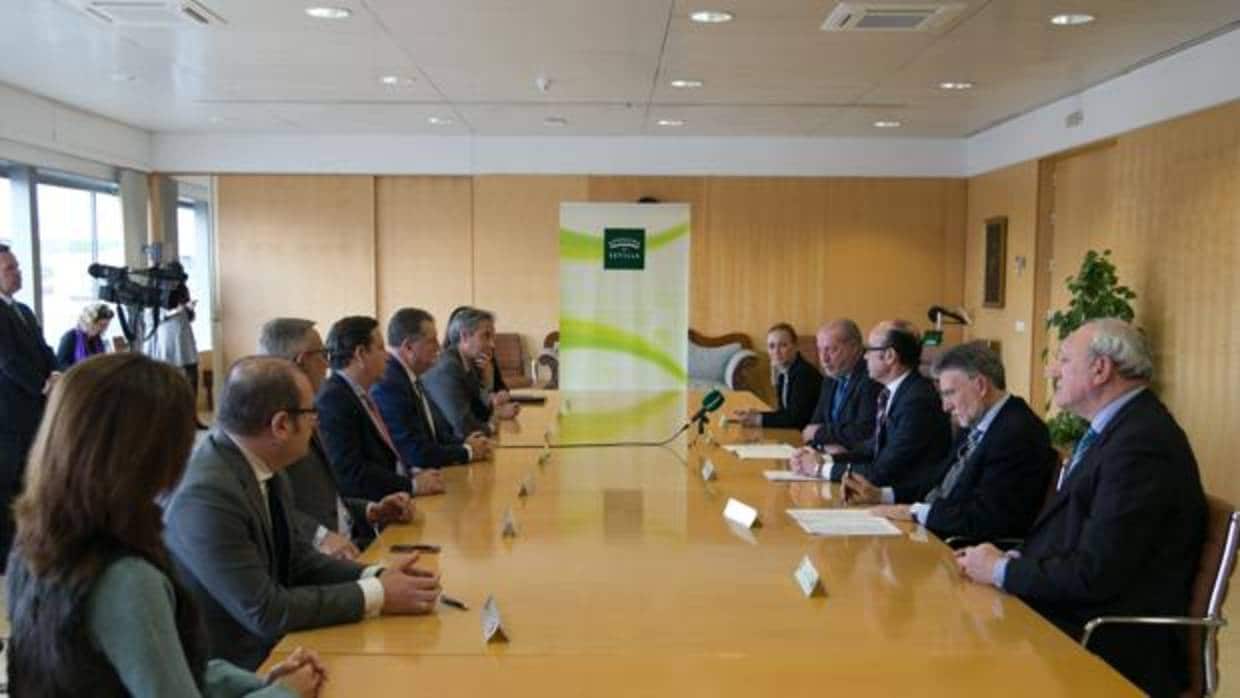 Reunión entre la Diputación y representantes de varias entidades bancarias