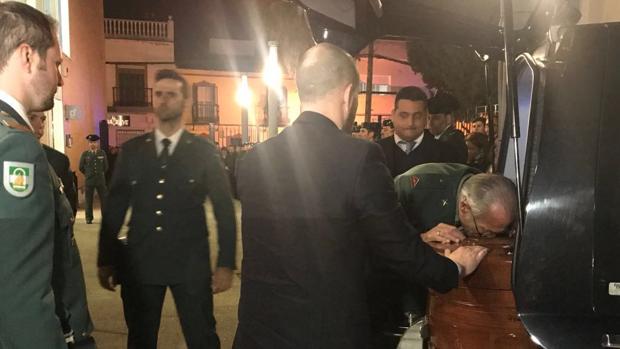 Los compañeros se despiden entre lágrimas del guardia civil que murió arrastrado por un arroyo en Guillena