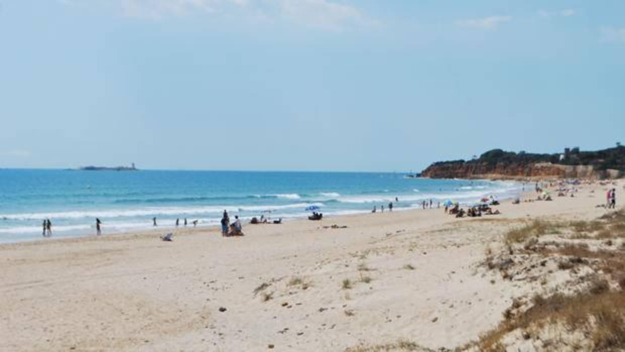 La playa de la Barrosa se prepara para la Semana Santa.
