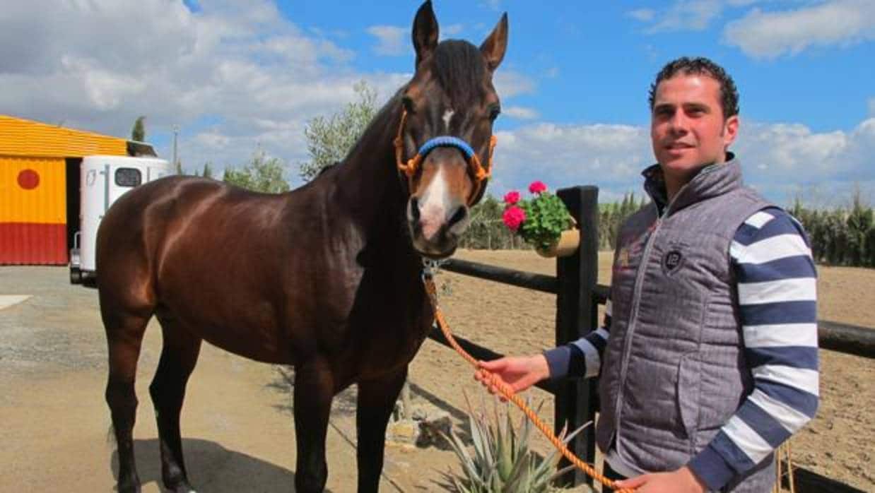 José Antonio Ruiz con el caballo «Basilio», un holsteiner alemán que quiere convertir en semental de cría