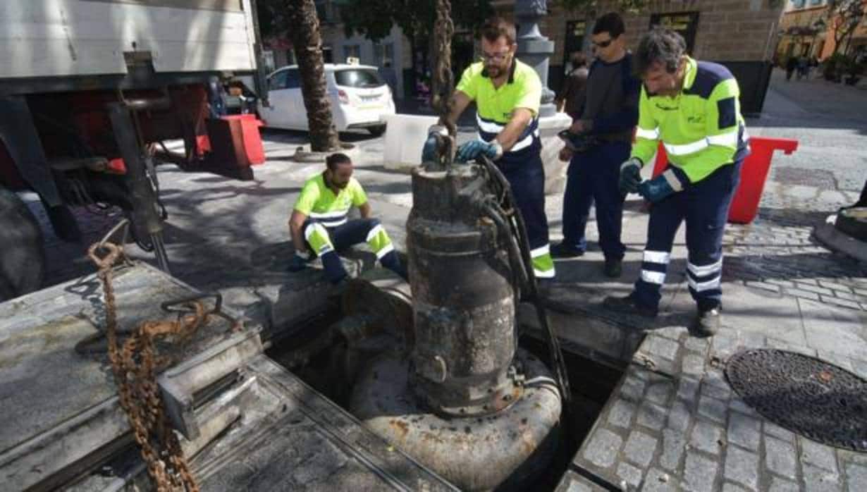 Operarios de Aguas de Cádiz eliminan las toallitas de la red de saneamiento. Abajo, una masa de toallitas extraída de la red. :: aguas de cádiz