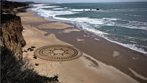¿Has visto la obra de arte de la playa de Conil Fuente del Gallo?