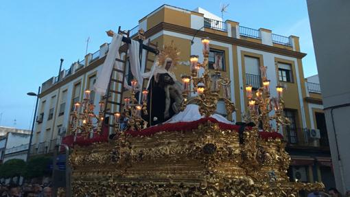 La Virgen de la Amargura, acompañada de más de cuatrocientos nazarenos