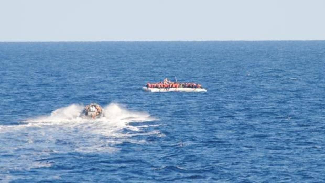Buscan una patera a la deriva con quince inmigrantes en aguas del Estrecho