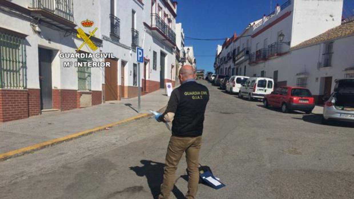 Un agente de la Guardia Civil en el lugar de los hechos