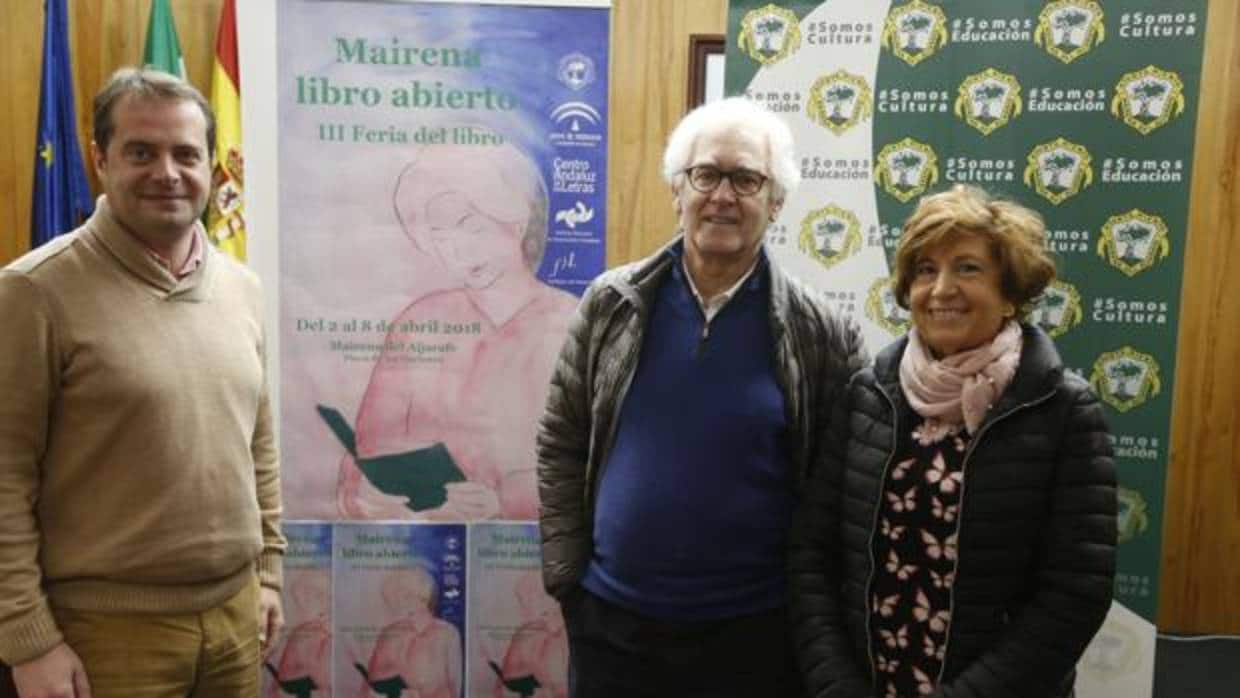 Antonio Conde, alcalde de Mairena, Manuel Castaño, autor del cartel, y Blanca de Pablos, delegada de Cultura y Educación