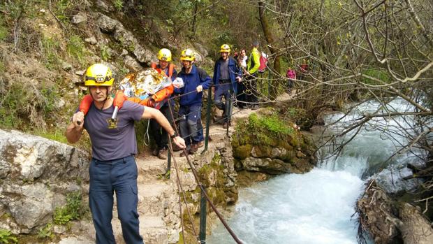 Herida con una fractura en la pierna una senderista en la ruta del río Majaceite