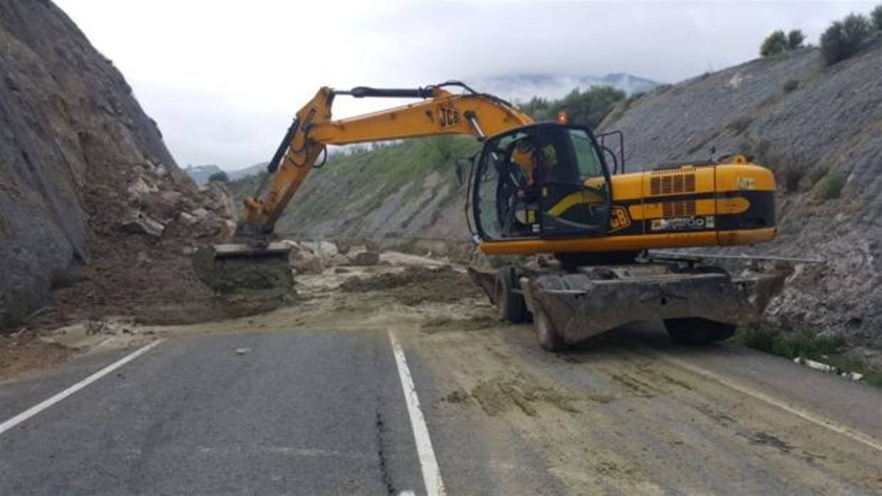 La Junta inicia obras en la A-374 por el desprendimiento de un talud