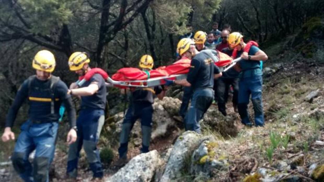 Los bomberos evacúan a un senderista que sufrió un infarto en Ubrique