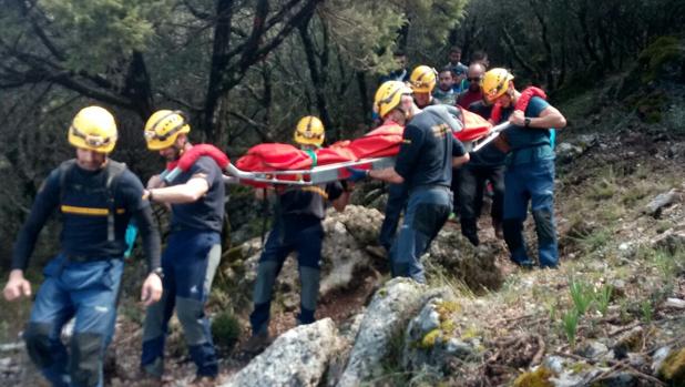 Los bomberos evacúan a un senderista que sufrió un infarto en Ubrique