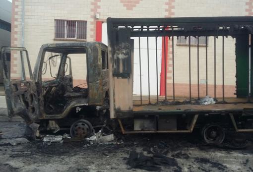 Detenidos tres menores por quemar un camión en Puerto Real