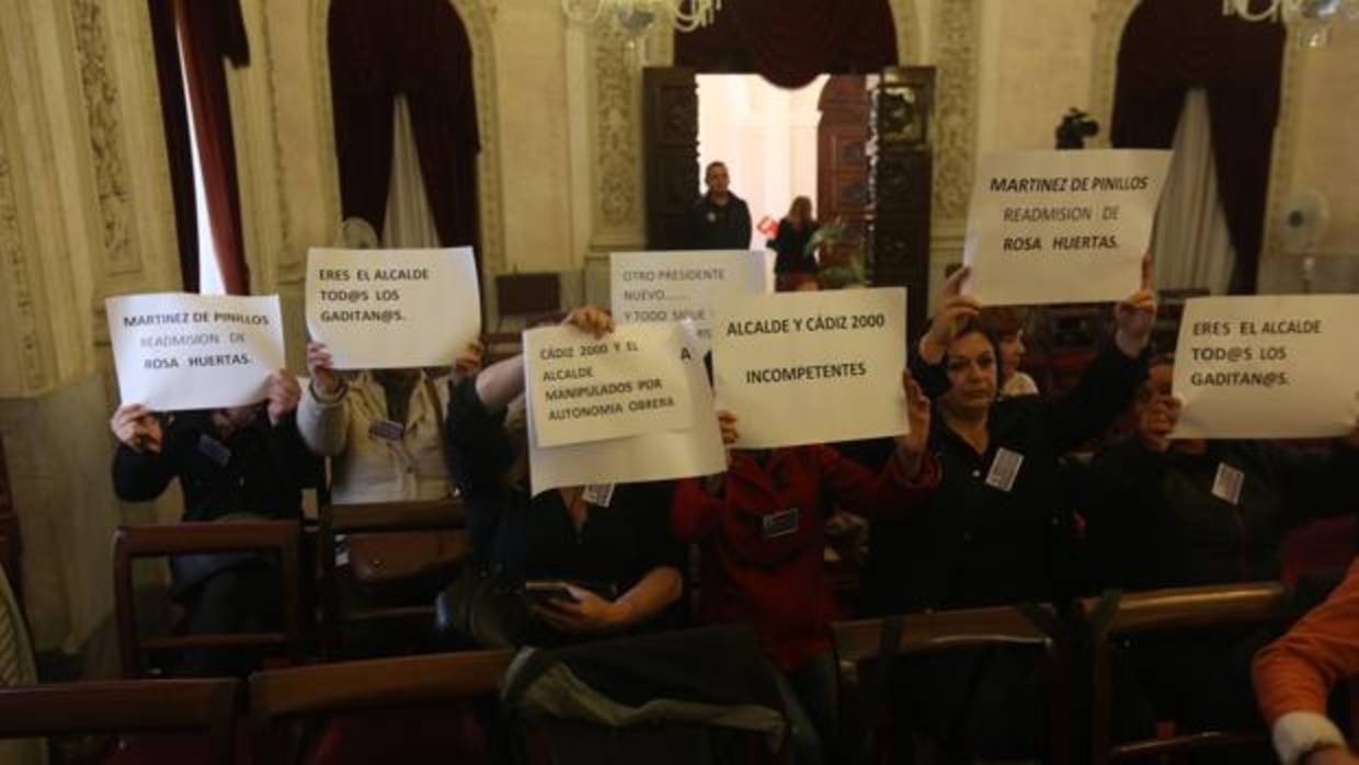 Las trabajadoras han acudido a los plenos a reivindicar sus derechos.