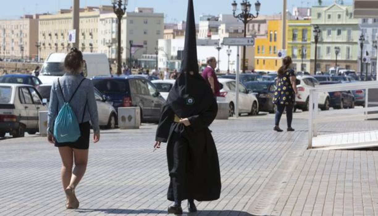 Penitentes y turistas comparten ciudad en estos días