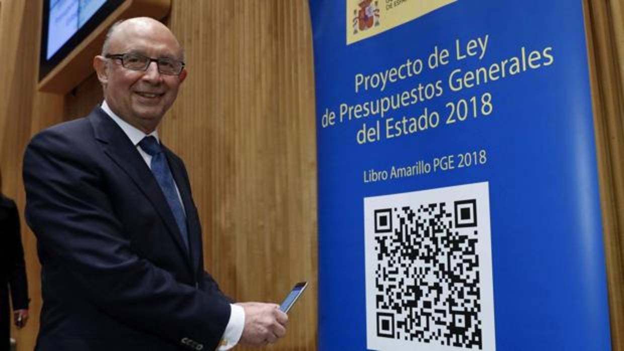 El ministro Montoro durante la entrega del proyecto de PGE de 2018 en el Congreso