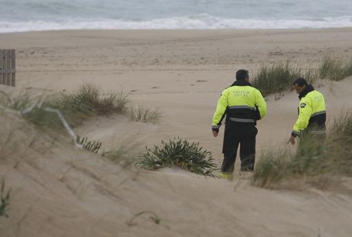 Varios policías locales de Cádiz patrullan por las playas