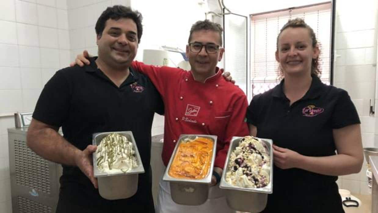 El maestro heladero (en el centro) junto a los propietarios de la heladería La Venta de Arahal