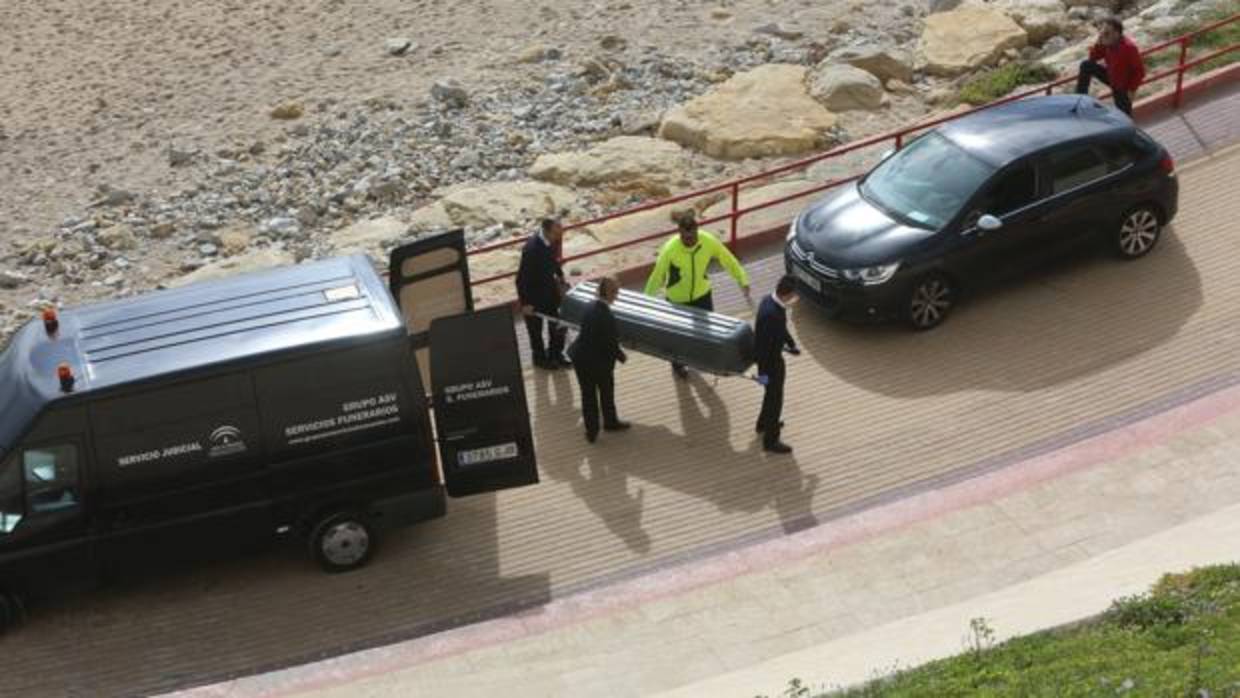 El ahogamiento de un turista en Santa María del Mar abre el debate sobre las playas de Cádiz