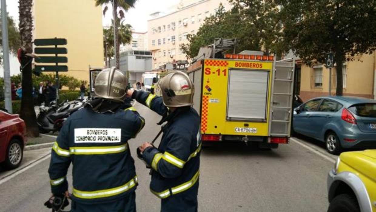 Seis afectados por inhalación de humo en dos incendios en Cádiz y Jerez