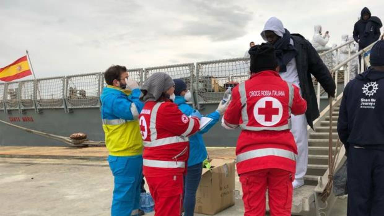 Cuando se produce un rescate de migrantes en la mar, estos permanecen a bordo del buque español durante un par de días, mientras que son trasladados a un puerto seguro en Italia.