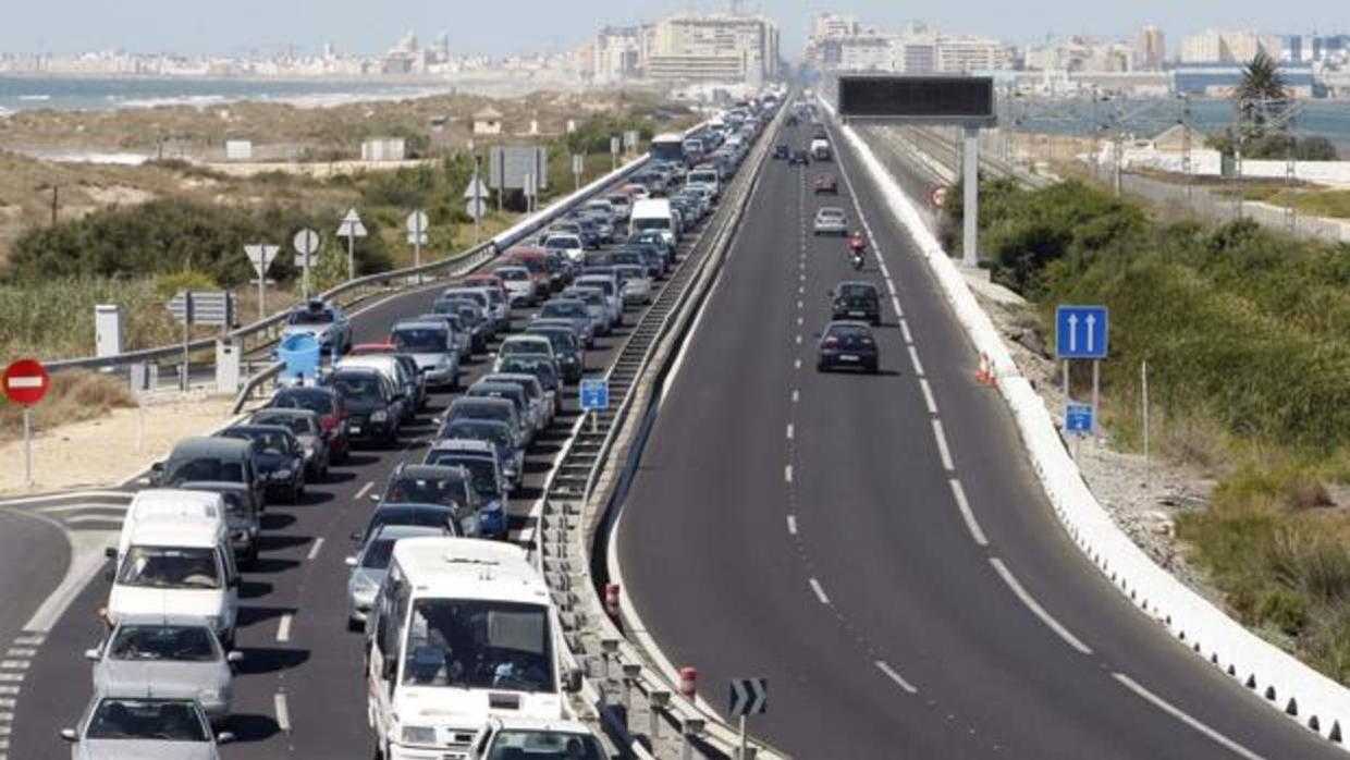 Muere una mujer en un accidente entre un turismo y un autobús entre Cádiz y San Fernando