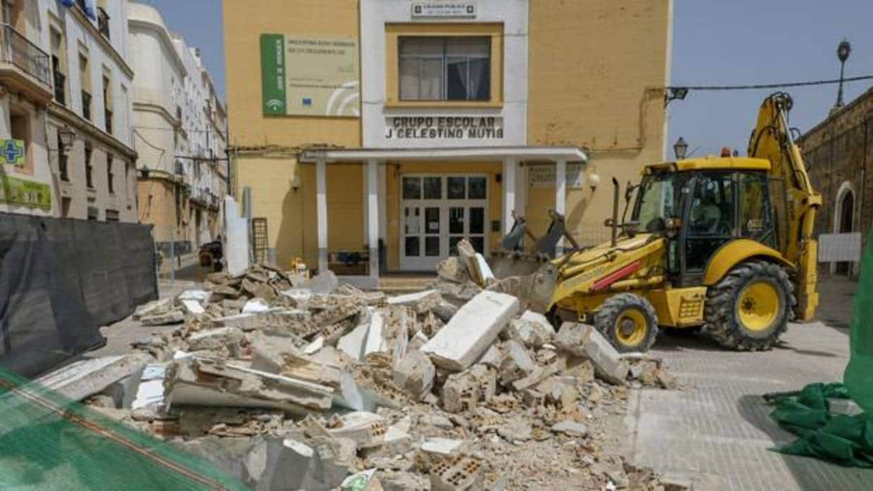 Iniciadas las obras de demolición y sustitución del cerramiento del colegio &#039;Celestino Mutis&#039;