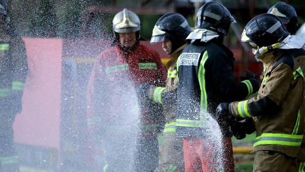 Tres desalojados por un incendio en una vivienda en Dos Hermanas