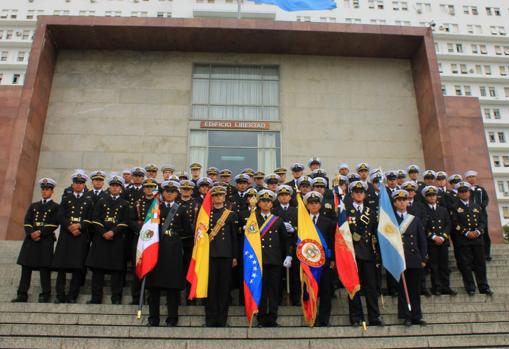 Miembros de los buques escuela participantes en ‘Velas Latinoamérica 2018’ en una visita en Buenos Aires. Foto: Armada Española