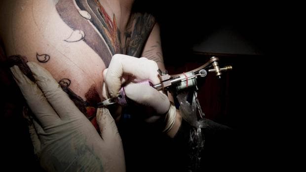 Detenido un tatuador clandestino acusado de abusos sexuales a una joven en Castilleja de la Cuesta
