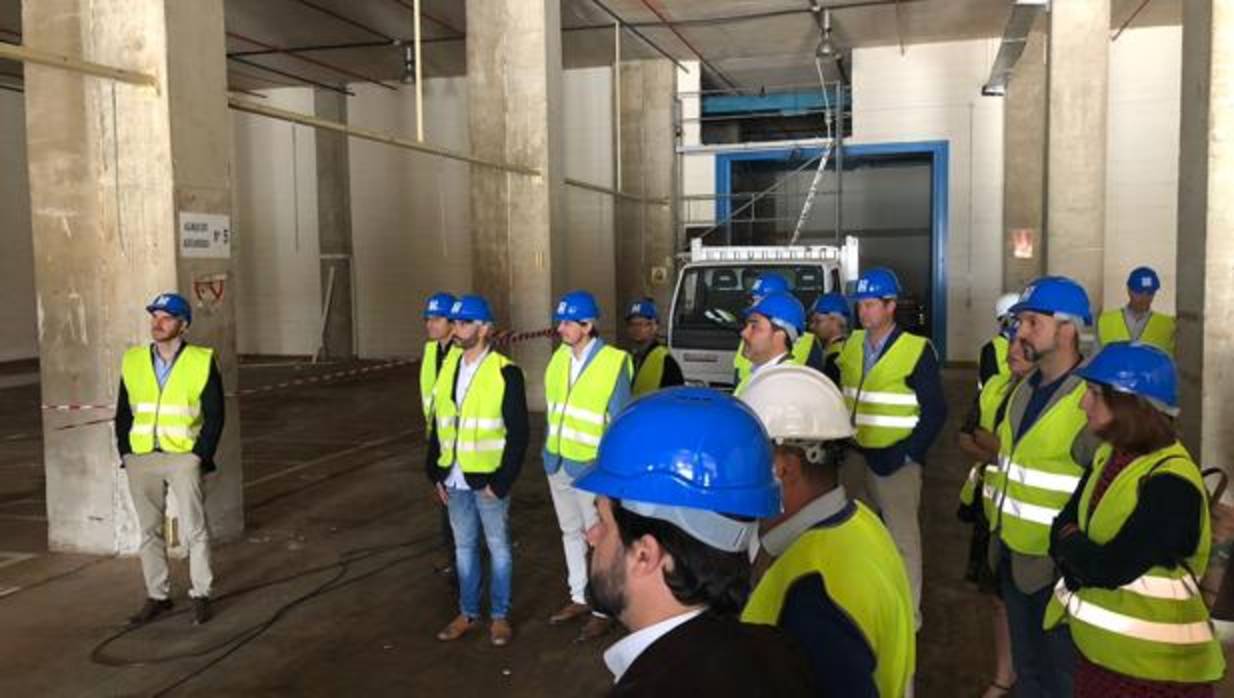 Directivos de Torrot y clientes de la firma de motos visitaron ayer en Cádiz la nueva factoría en el antiguo complejo de Altadis