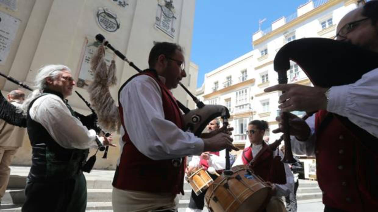 Los gaiteros han llevado la música gallega hasta el Oratorio de San Felipe Neri.