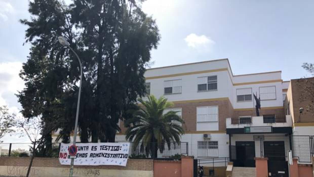 Pancarta en la entrada del Instituto Virgen de Valme de Dos Hermanas