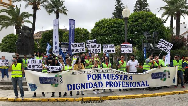 Manifestación en apoyo a un policía local expedientado en Dos Hermanas