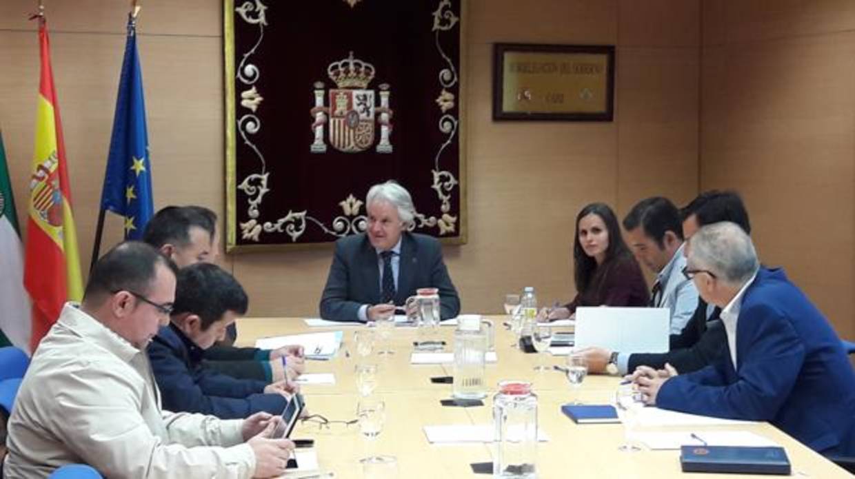Muñoz explica los detalles a representantes de Chiclana