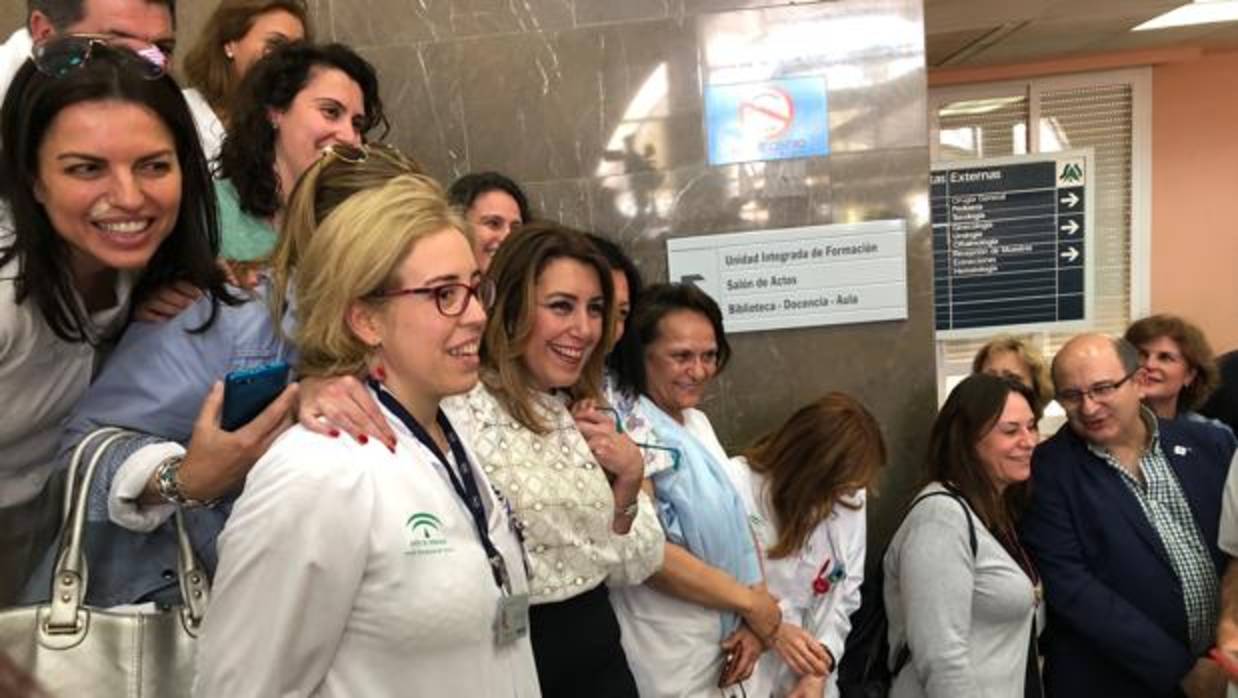 La presidenta de la Junta y personal sanitario, en la tarde de este miércoles en el hospital de Osuna