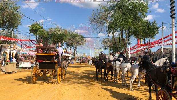 Una feria de luz y color que «recupera» su paseo de caballos