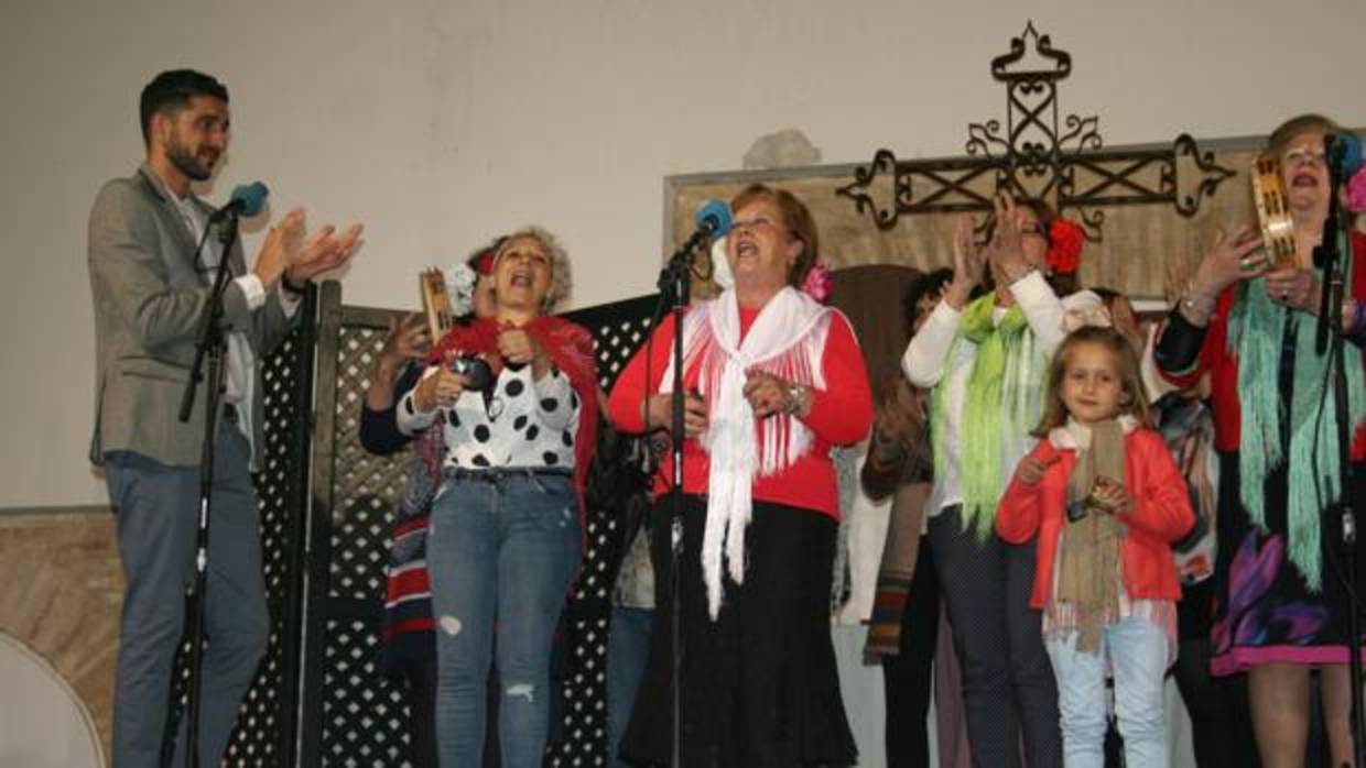 Juan de Dios Doblado acompañando a una pandilla crucera durante la entrega del Almirez de Plata de 2018